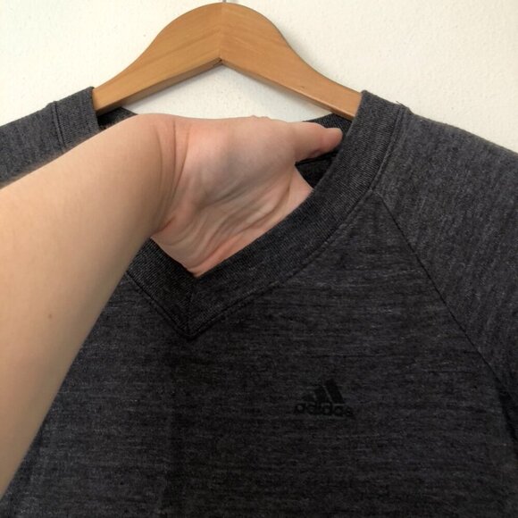 ADIDAS Solid Dark Gray Short Sleeve V-Neck Logo Activewear Tee T-Shirt Small S - Picture 5 of 7